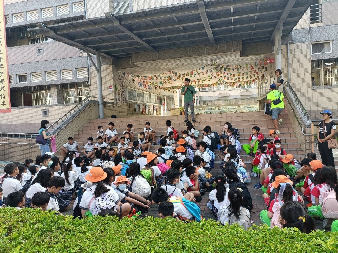 Hometown Mountain Cleanup · 愛護家鄉淨山服務學習