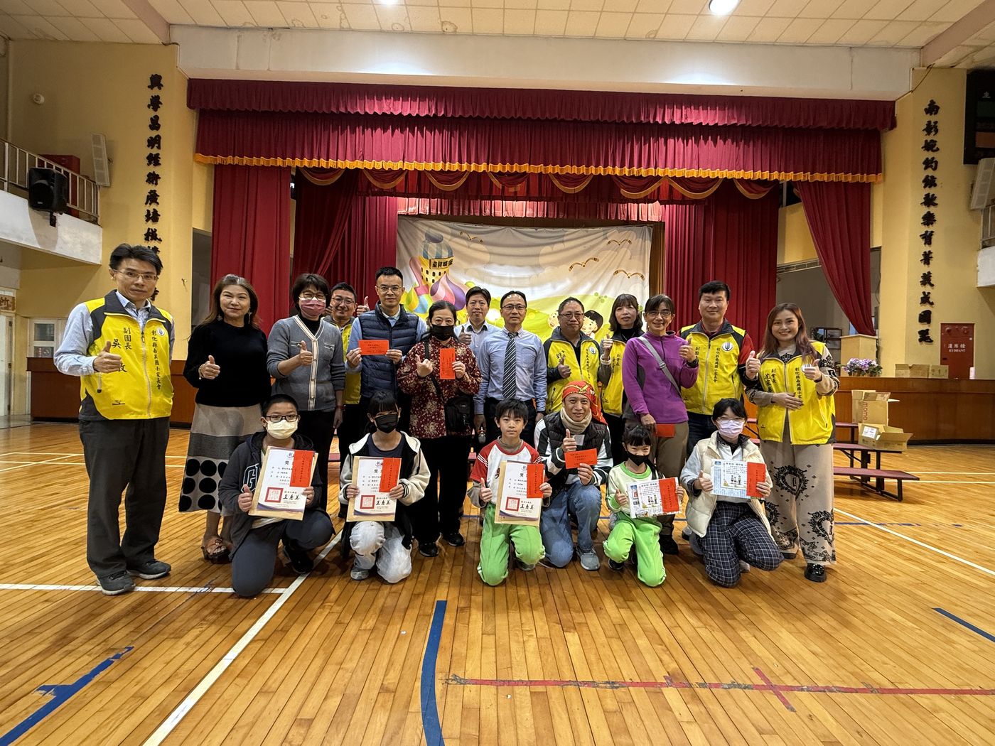 Parents' Association New Year Blessings · 家長委員會休業式發紅包