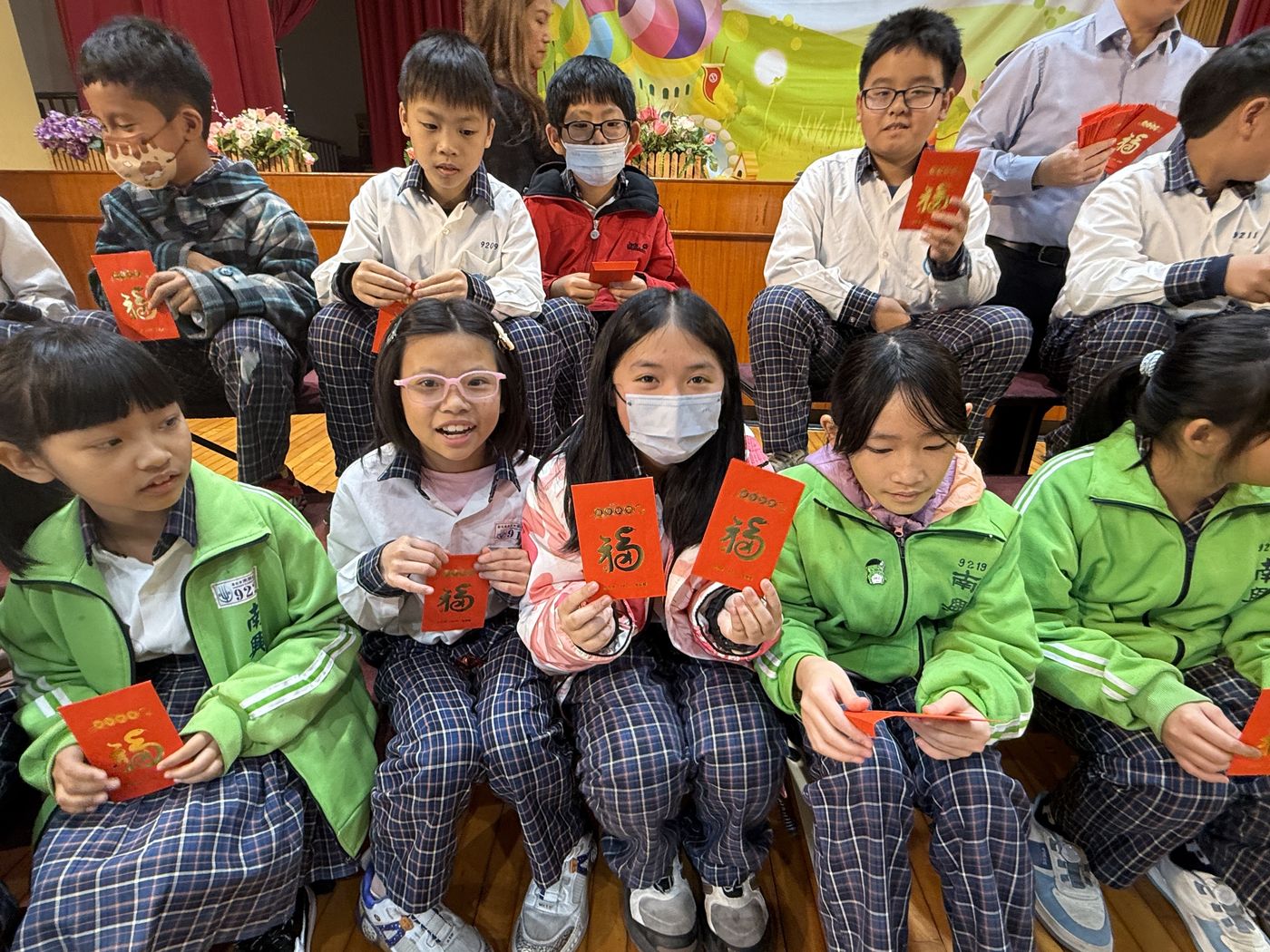 Parents' Association New Year Blessings · 家長委員會休業式發紅包