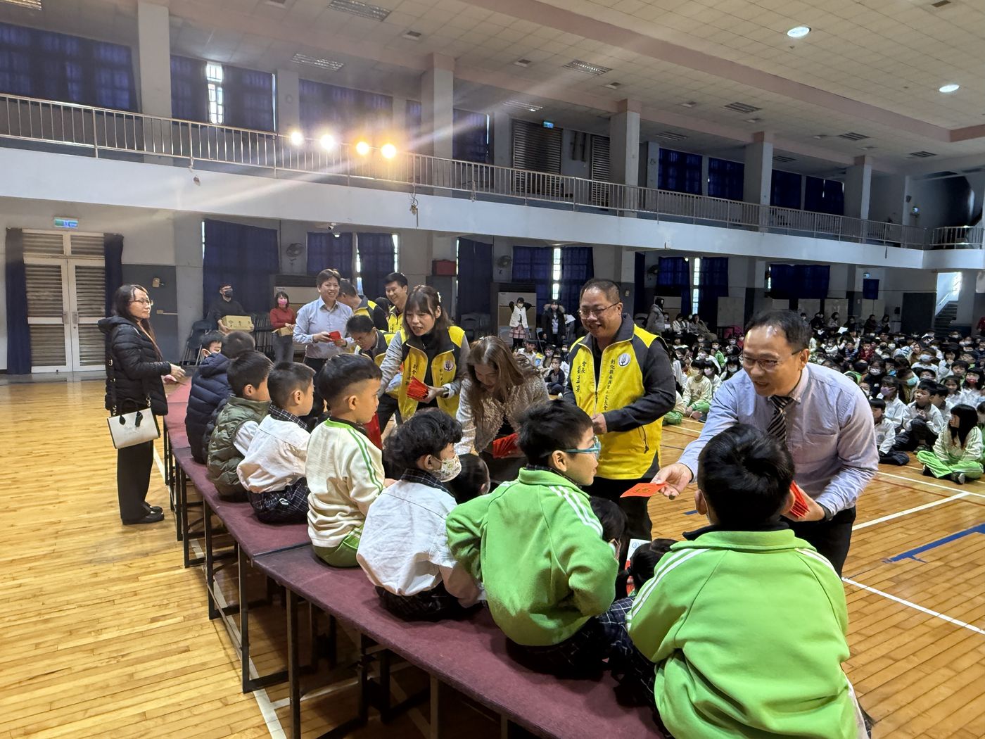 Parents' Association New Year Blessings · 家長委員會休業式發紅包