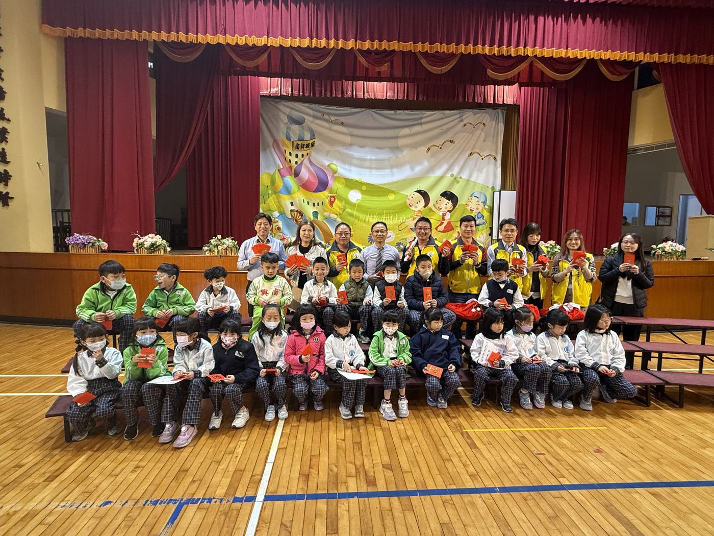 Parents' Association New Year Blessings · 家長委員會休業式發紅包
