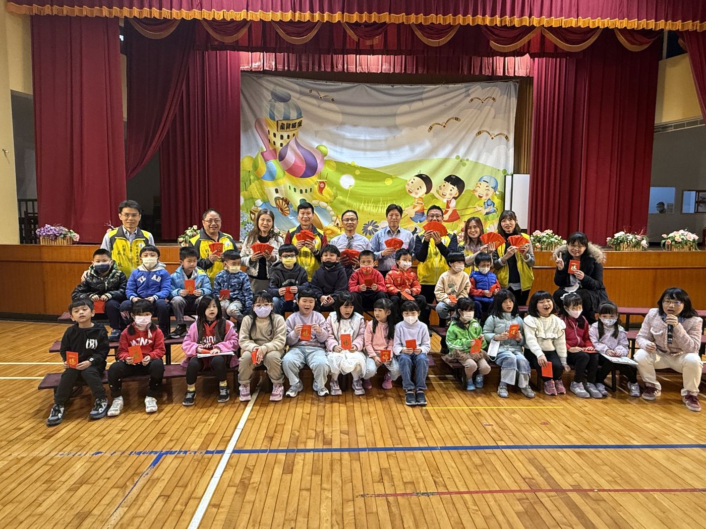 Parents' Association New Year Blessings · 家長委員會休業式發紅包