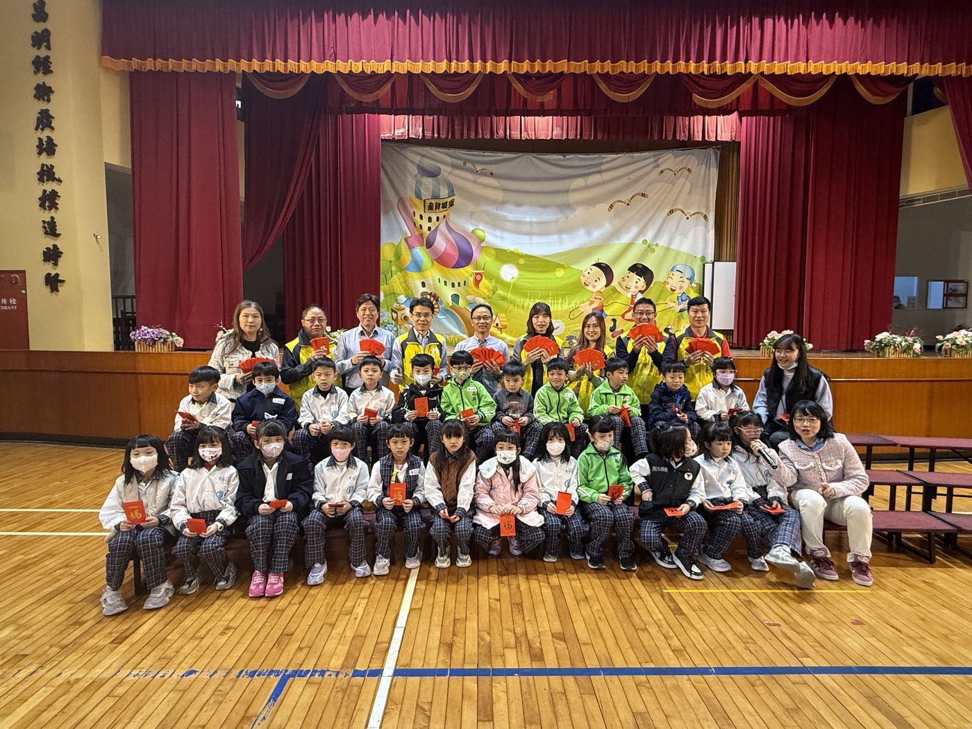 Parents' Association New Year Blessings · 家長委員會休業式發紅包