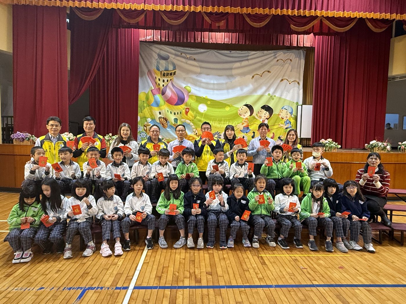Parents' Association New Year Blessings · 家長委員會休業式發紅包