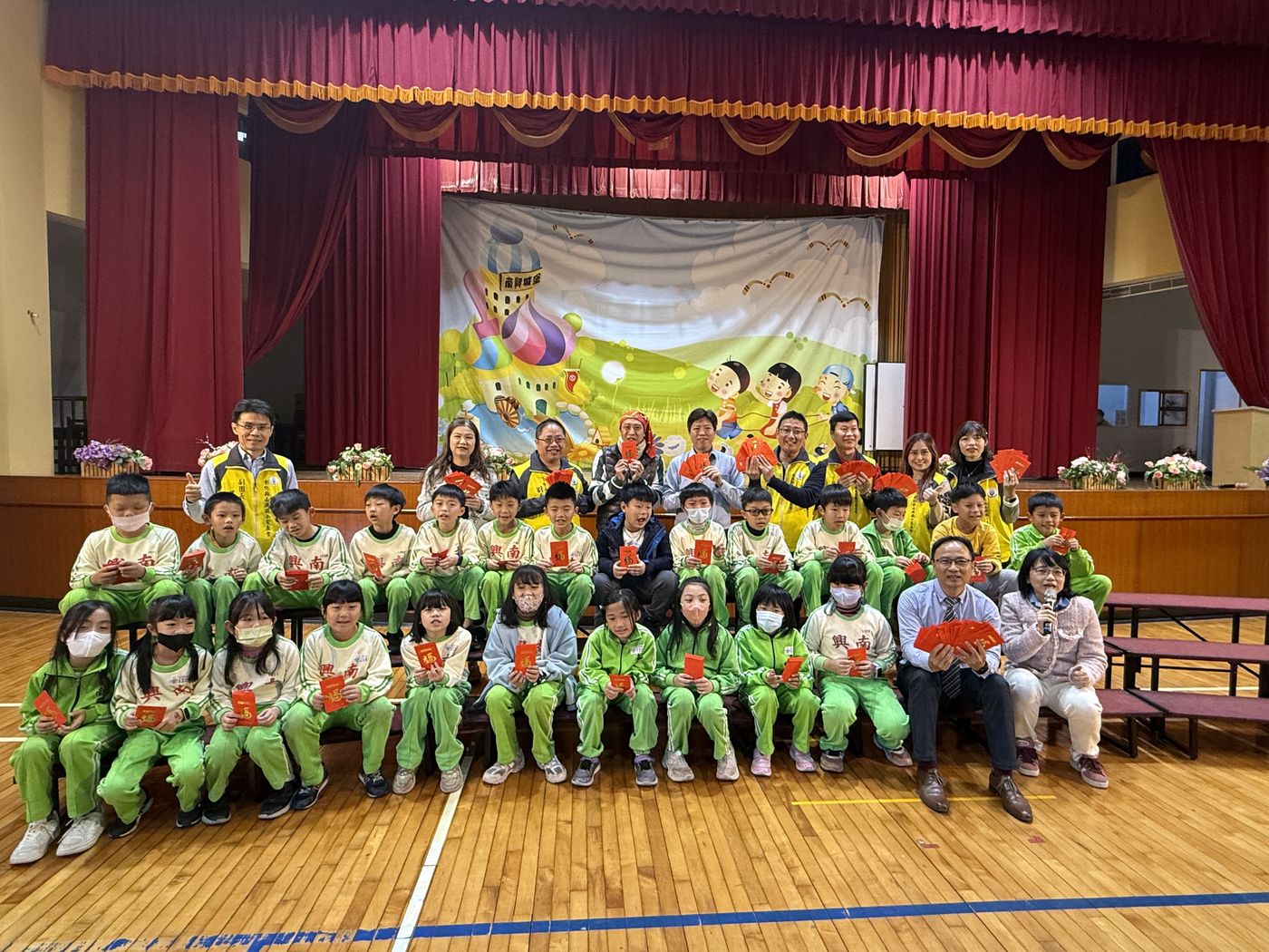 Parents' Association New Year Blessings · 家長委員會休業式發紅包