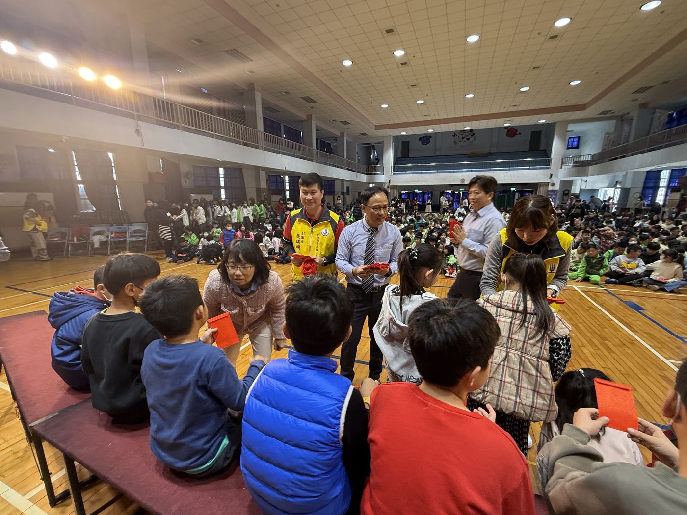 Parents' Association New Year Blessings · 家長委員會休業式發紅包