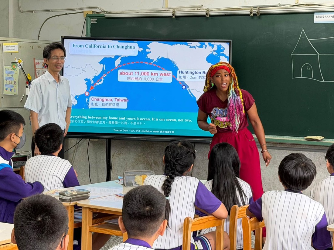 Dom Jones 在南鎮國小六年級教室介紹從加州到彰化的旅程 · Dom Jones shows Nanjen sixth graders her journey from California to Changhua