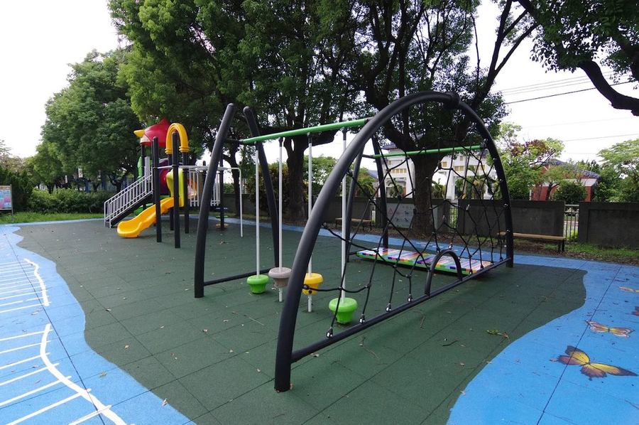 南鎮國小遊戲場，有溜滑梯、鞦韆與攀爬網 The Nanjen playground, with a slide, swings and a climbing net