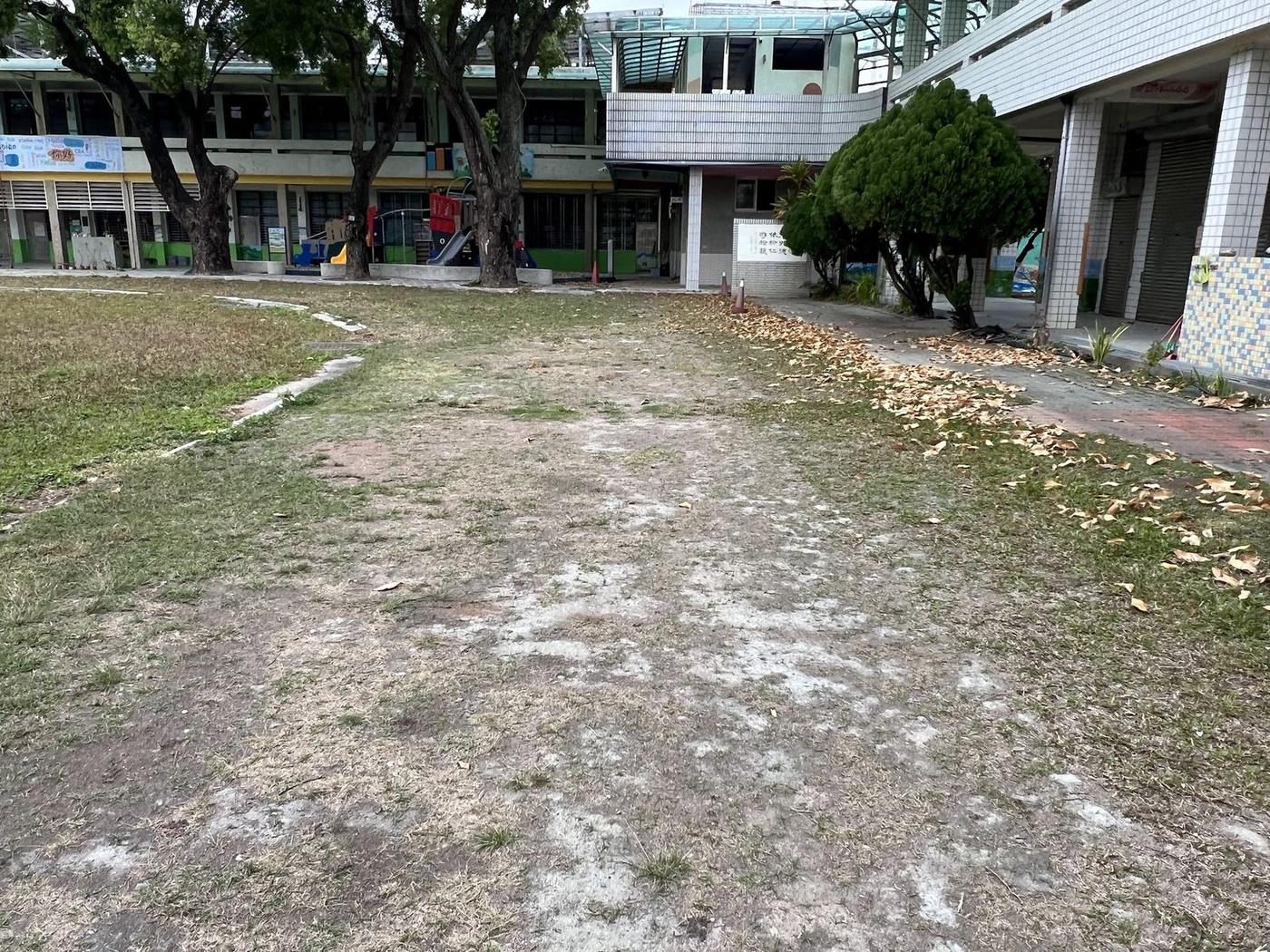 靠近教室一側的跑道土壤裸露