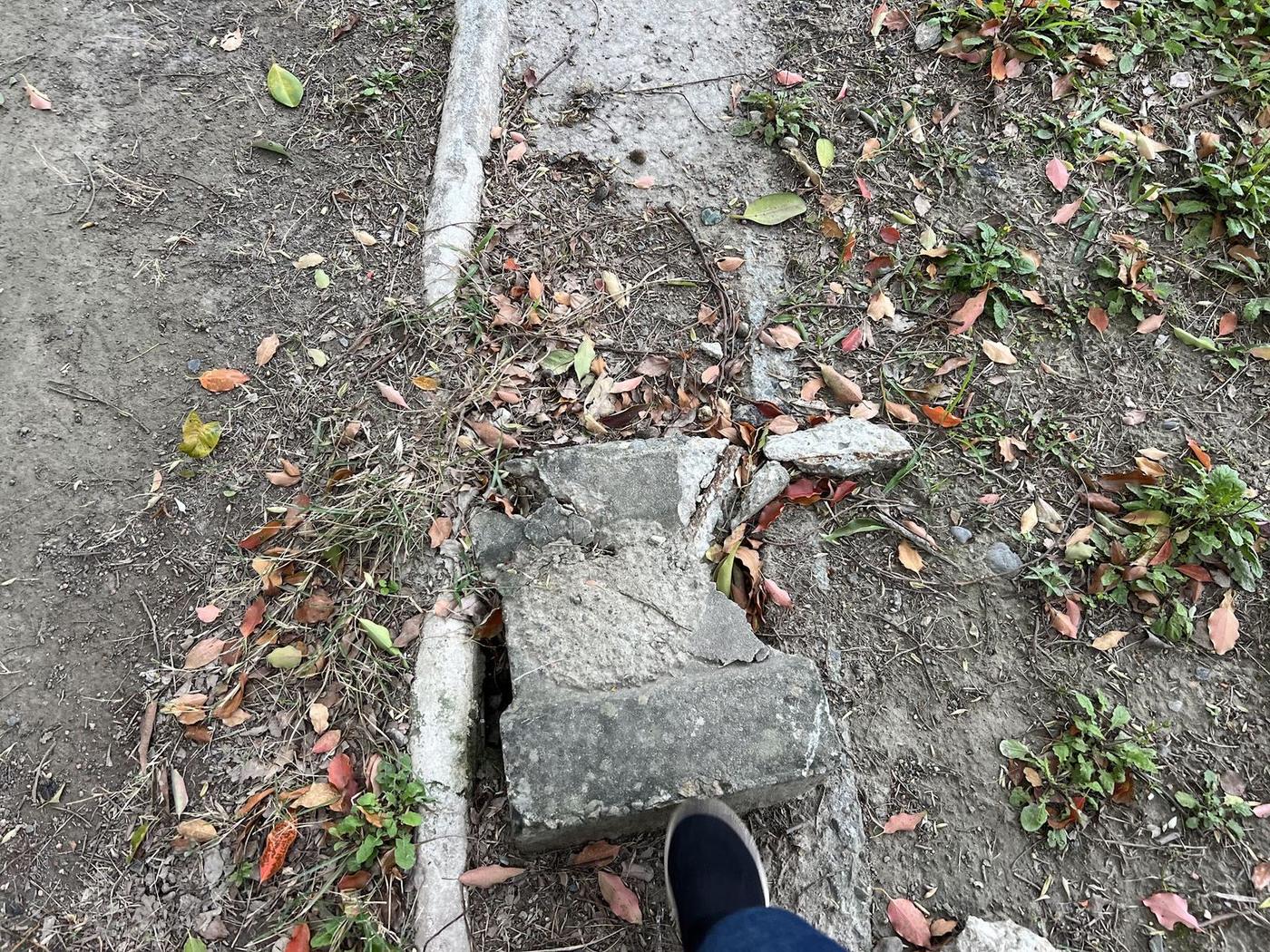 跑道緣石斷裂，水泥碎塊外露