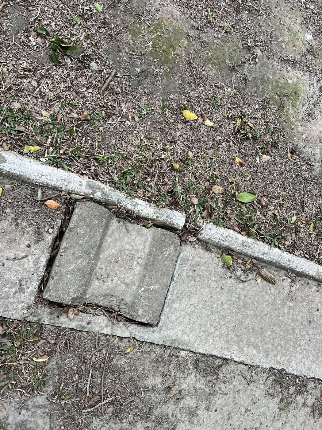 排水溝的清潔孔蓋破損、與地面不齊