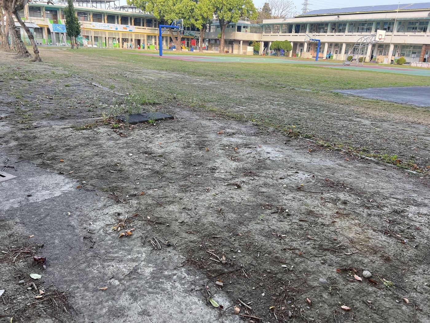 雨後跑道泥濘並留下凹陷