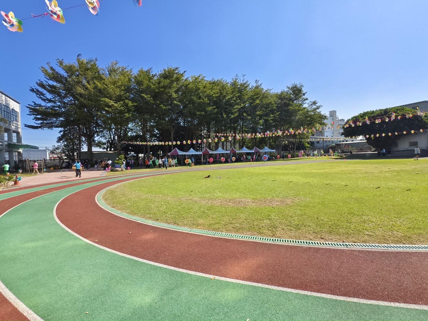 他校外圈 PU 跑道、內圈天然草坪的實景