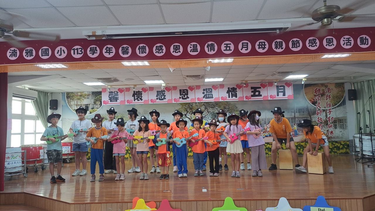 學生在舞台上手持康乃馨，準備獻給家人