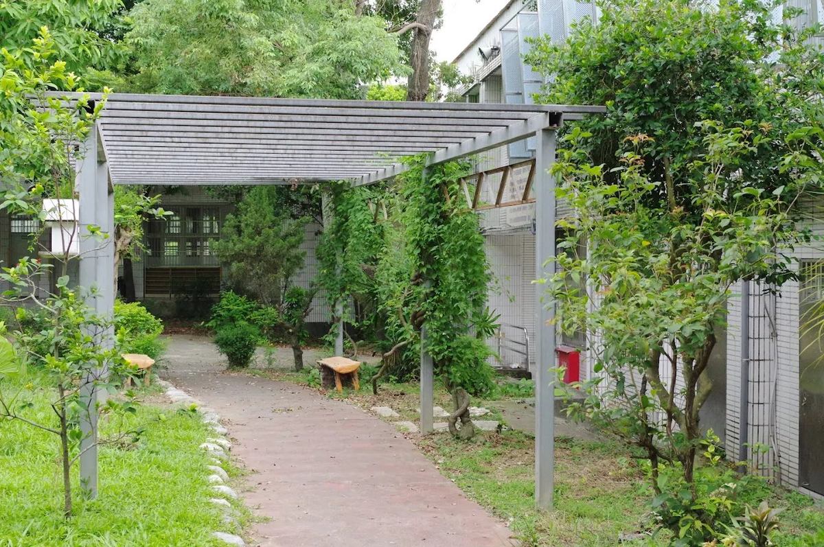 湳雅國小校園中的木造花架步道與綠意