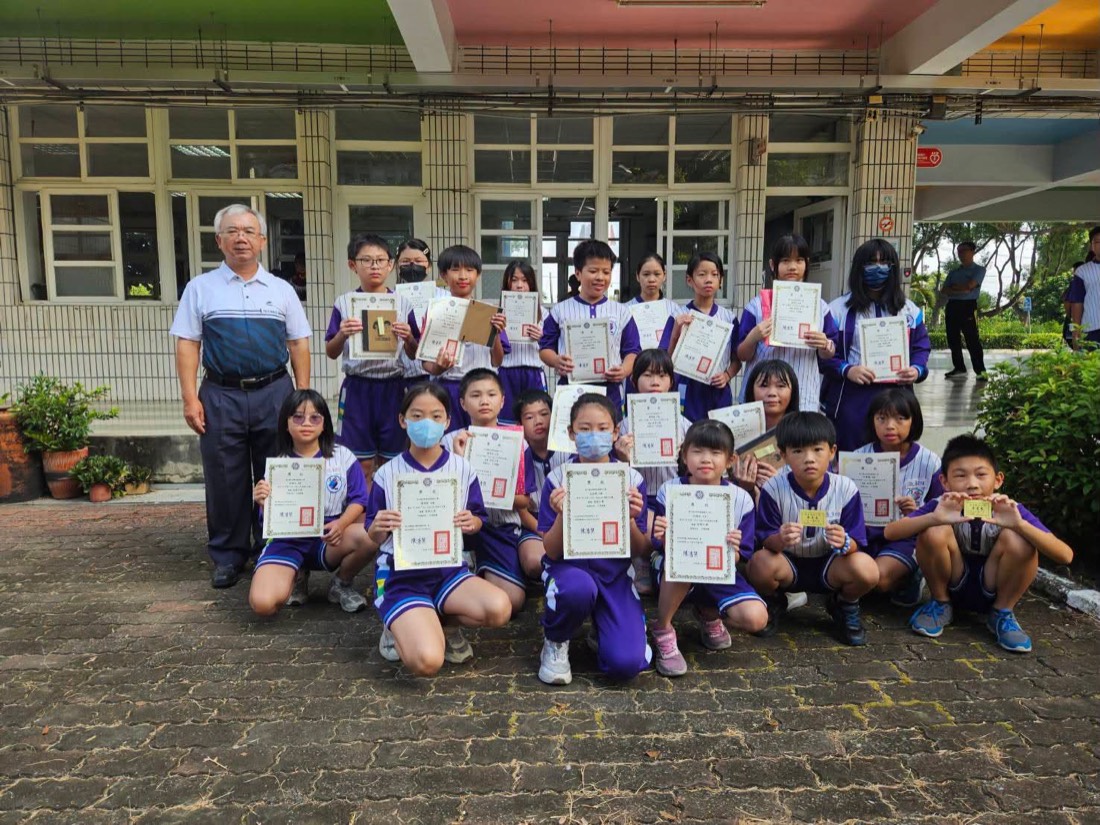 通過酷英網英閱王認證的南鎮國小學生手持獎狀合影 · Nanzhen students with their Cool English Reading King certificates