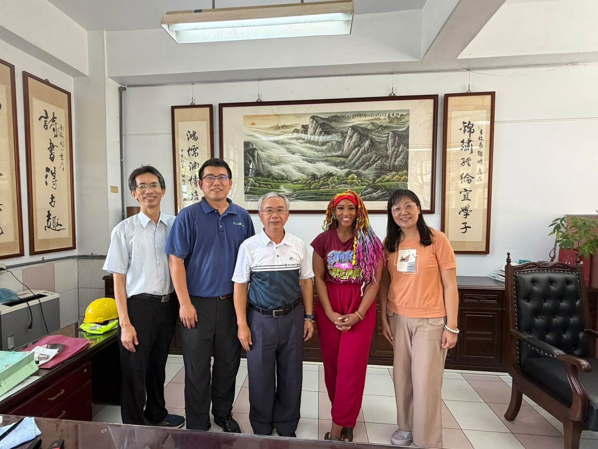 王錦鴻校長與 Dom Jones 及師長在校長室合影 Principal Wang Chin-hung, Dom Jones and staff together in the principal's office