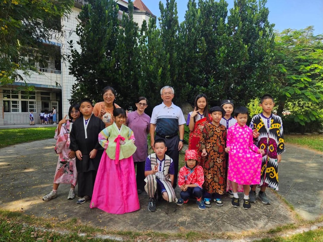 南鎮國小五年級學生穿著各國傳統服飾在校園合影 · Fifth graders in traditional clothing from around the world