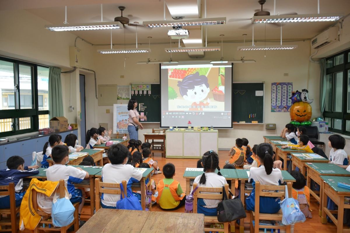 Pinghe students watching a lesson video in the classroom 平和學生在教室觀看課程影片