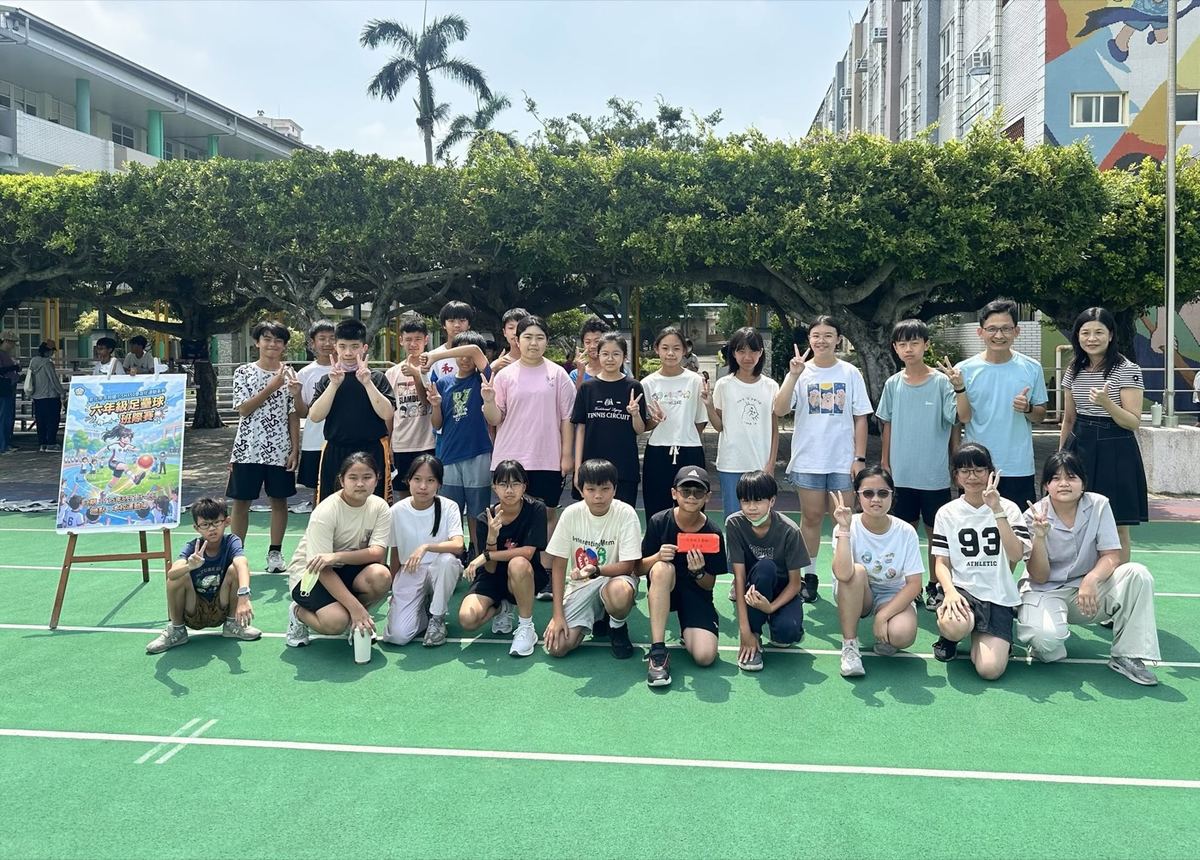 Pinghe students and teachers at the sixth-grade kickball tournament 平和學生與老師參加六年級足壘球班際賽
