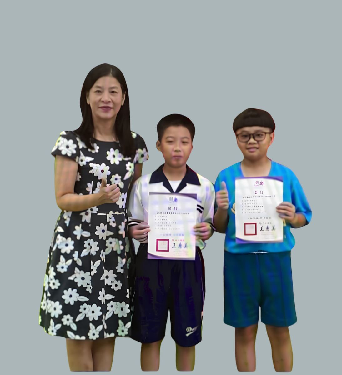 Principal Wang Li-hui with two award-winning students 王麗惠校長與獲獎學生合影