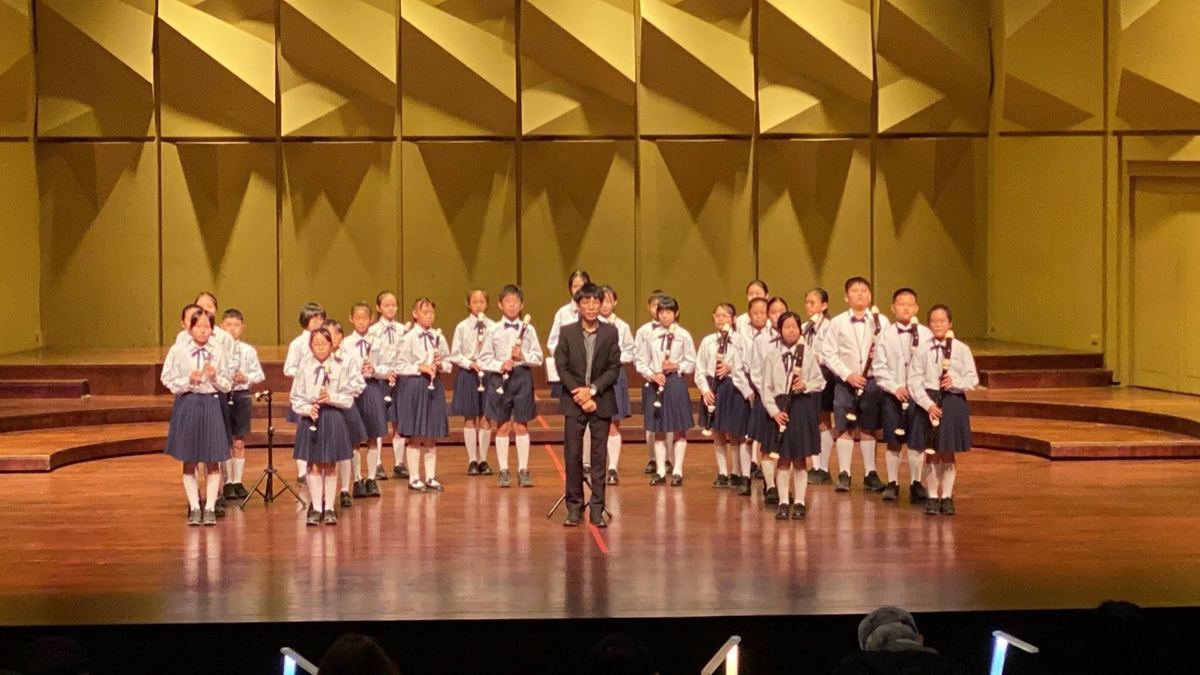 Pinghe students performing on recorders on the concert hall stage 平和學生於音樂廳舞台演奏直笛