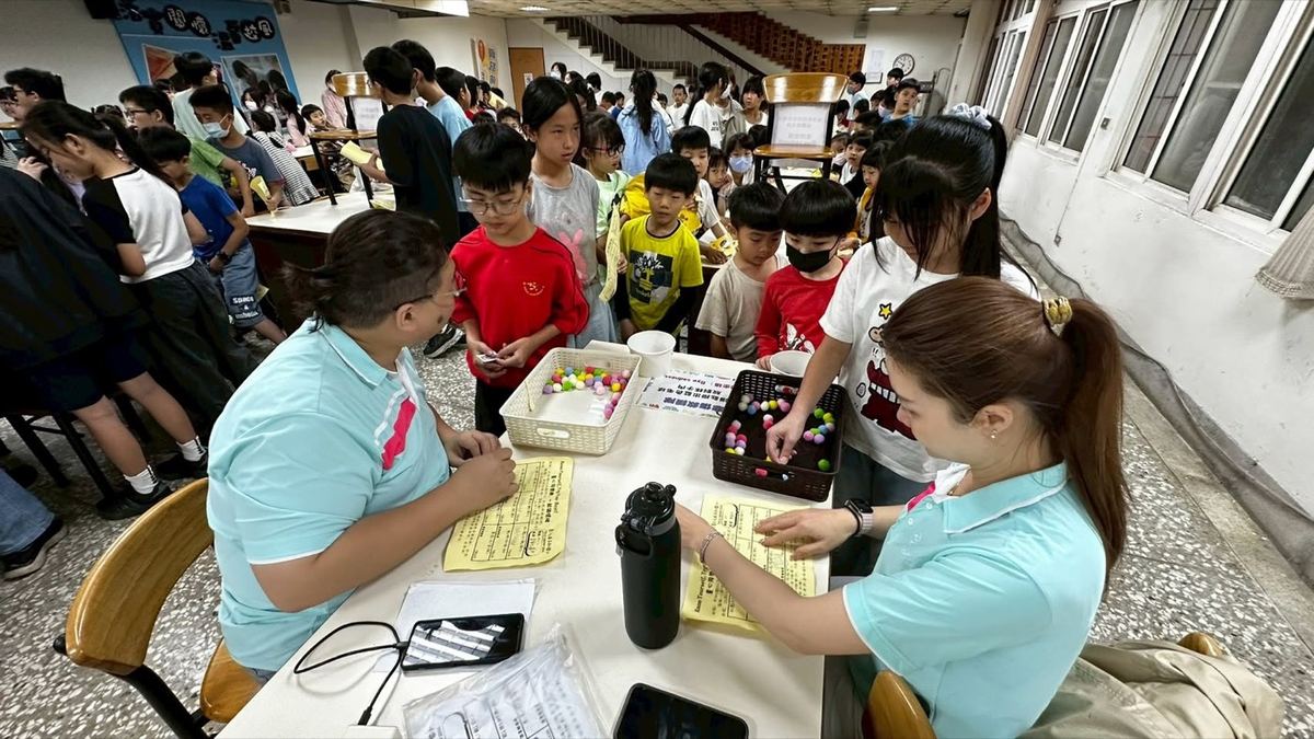 Pinghe students playing an Earth Day bilingual challenge game with colourful beads 平和學生參加世界地球日雙語闖關活動
