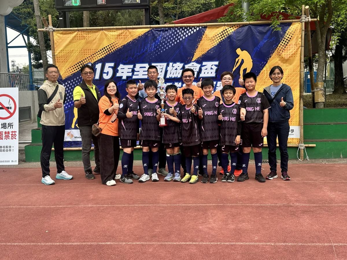 Pinghe's hockey team posing with their national association cup trophy 平和曲棍球隊與全國協會盃獎盃合影