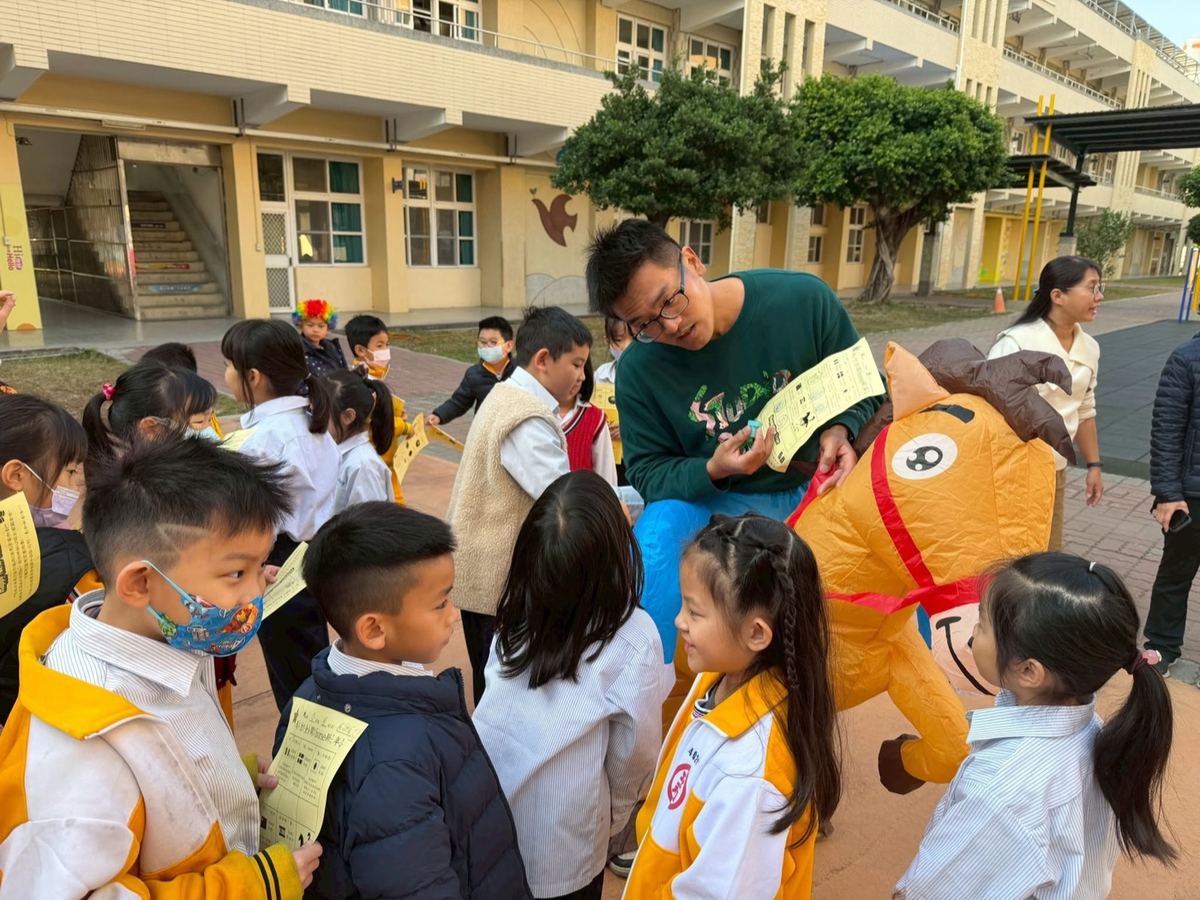 A teacher in a horse costume greeting new students at registration 老師扮成馬造型吉祥物迎接新生報到