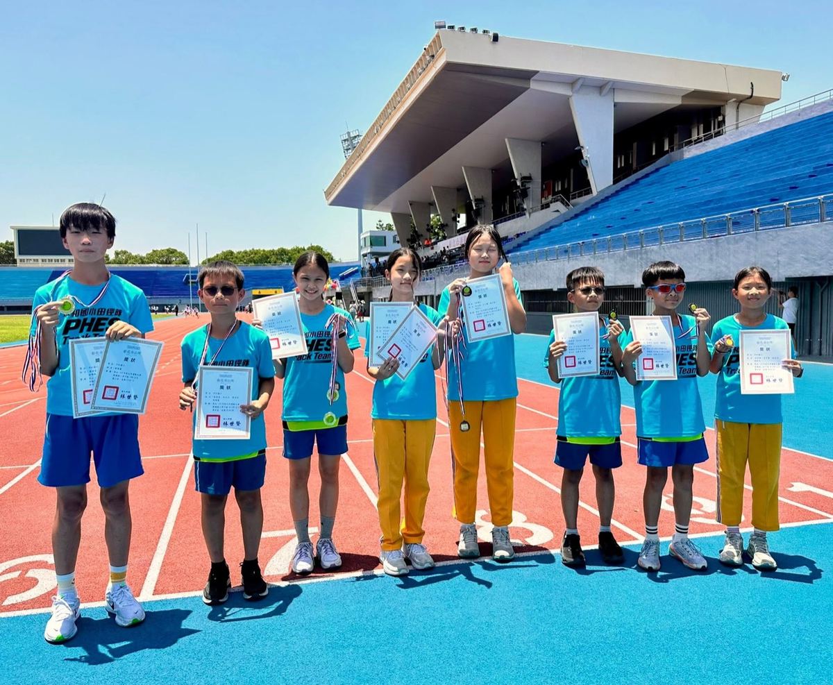 Pinghe track team members holding medals and certificates at the stadium 平和田徑隊在運動場展示獎牌與獎狀