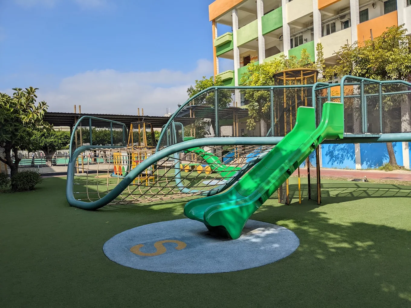 Colourful playground slide and climbing structure at Pinghe 平和國小遊戲場溜滑梯