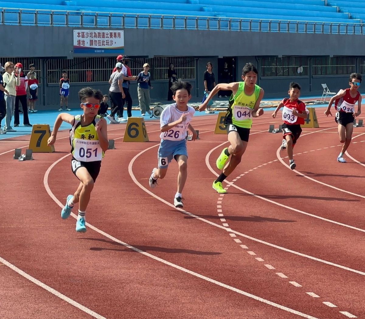 A Pinghe student leading a sprint race at the Changhua City Sports Meet 平和學生在彰化市運動大會短跑領先