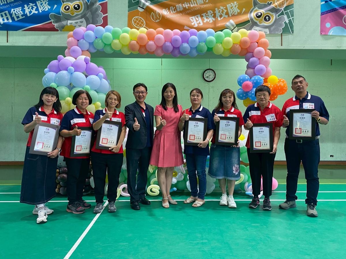 Principal Wang Li-hui presenting recognition awards to team coaches and volunteers 王麗惠校長頒獎表揚教練與志工