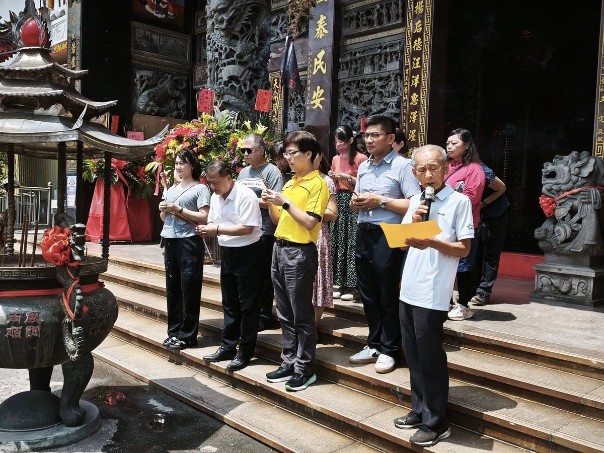 謝校長與師長們於合興宮前持香祈福 Principal Hsieh and staff holding incense in prayer outside Hexing Temple