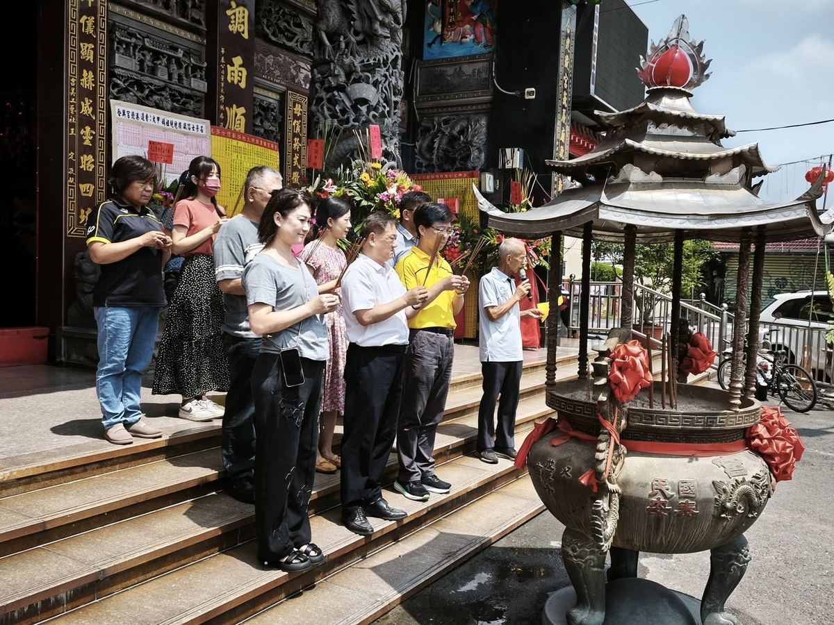 師長們在合興宮階梯前排隊持香祈福 Staff lined up on the temple steps holding incense