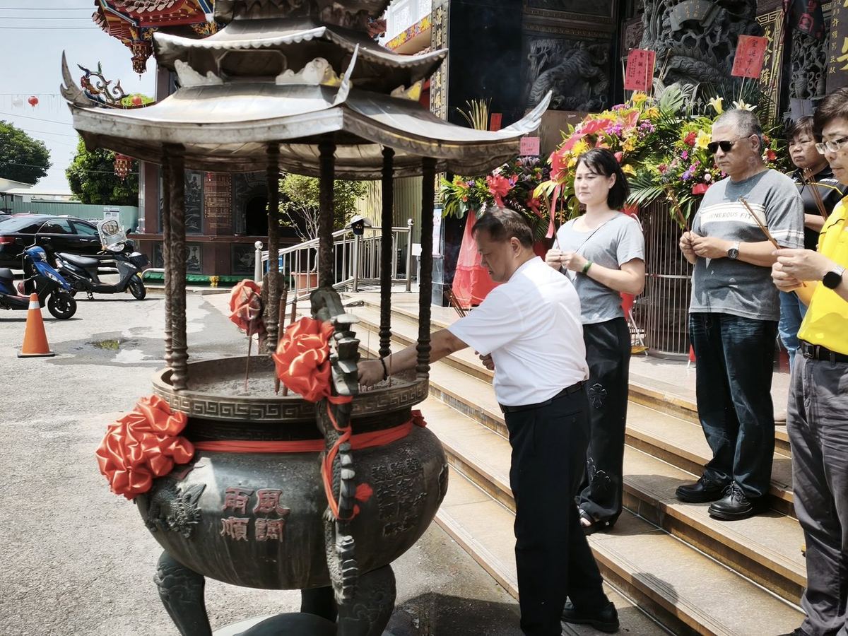 校長於香爐前插香 Principal placing incense at the burner