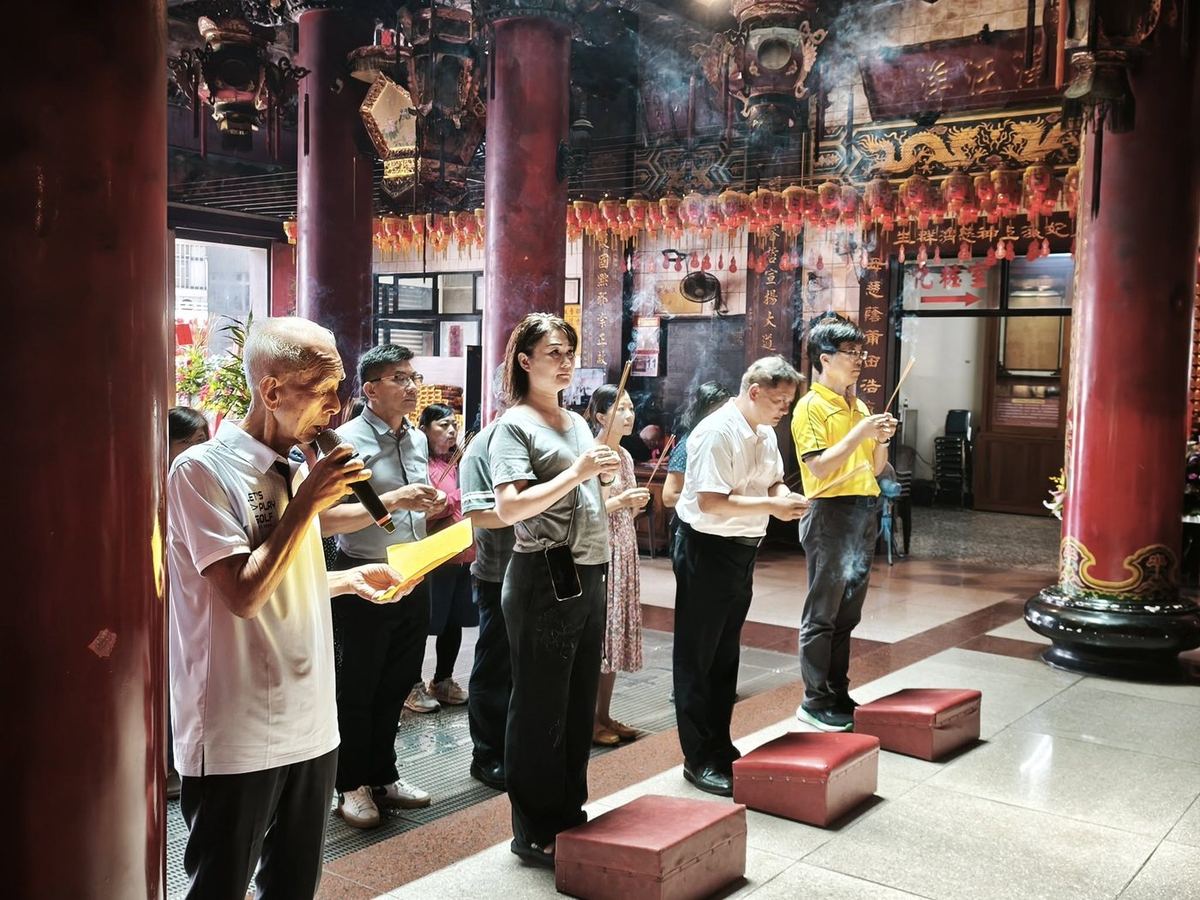 師長們於合興宮內殿持香祈福 Staff praying with incense inside the temple hall