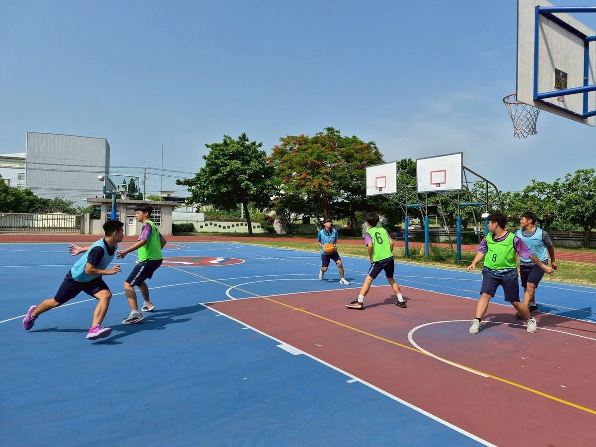 男子組球員激烈爭球 Boys' division players battling for the ball