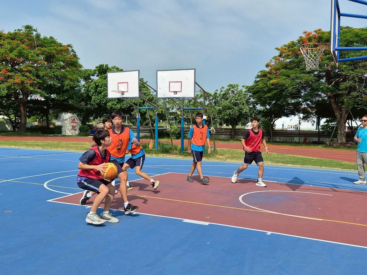 男子組球員上籃搶分 A boys' team player driving for a layup