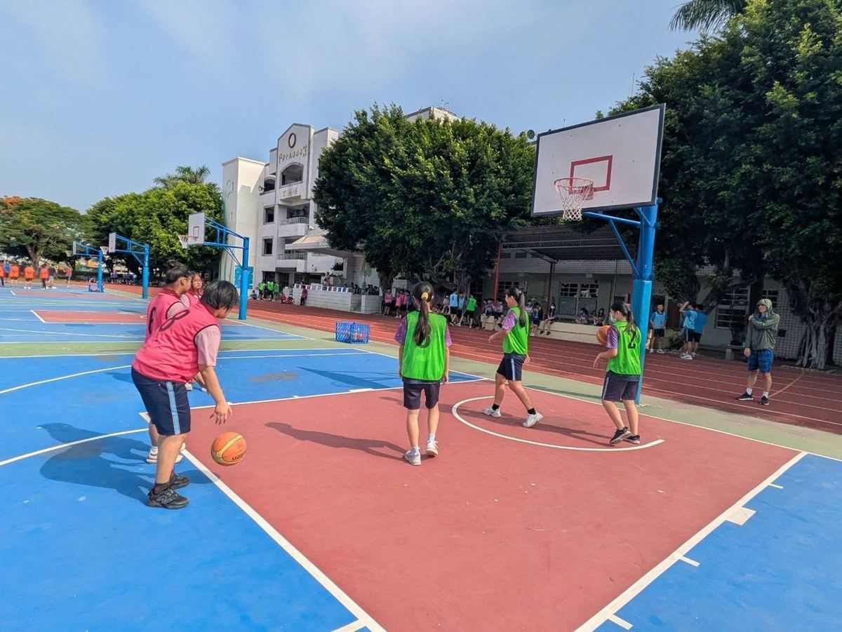 女子組球員於場上運球 Girls' division players bringing the ball up court