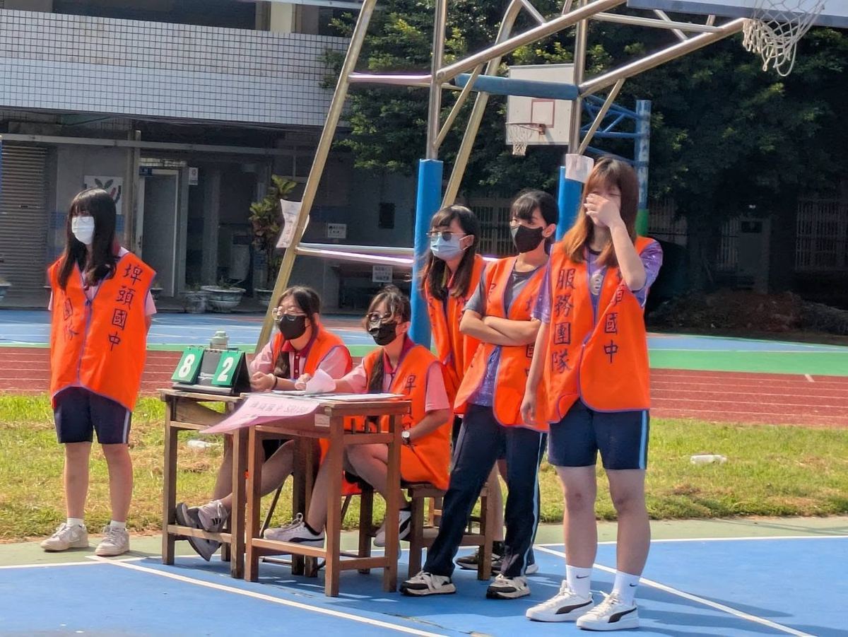 服務團隊於計分桌記錄比數 The student staff team keeping score at the scorer's table