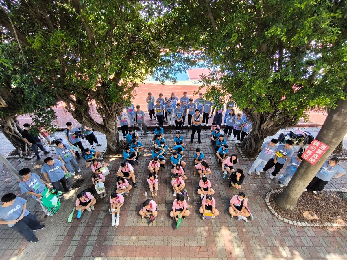 開營典禮橫幅寫著「2026暑期海綿寶寶數學育樂營」 Opening ceremony banner for the 2026 Summer SpongeBob Math Camp