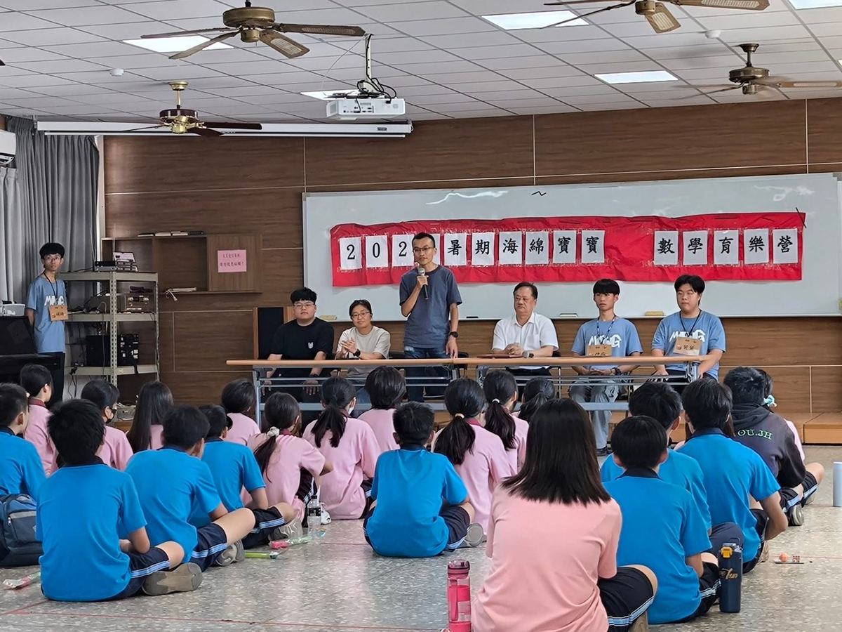 營隊姐姐帶領小組討論數學題目 A counselor leading a small group through a math challenge