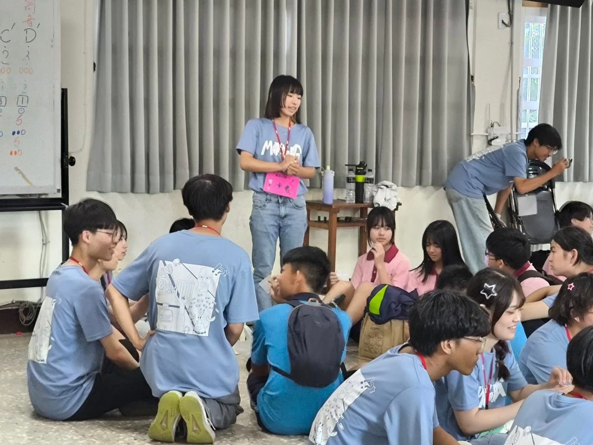 學生圍坐分組合作闖關 Students sitting in groups working through camp activities