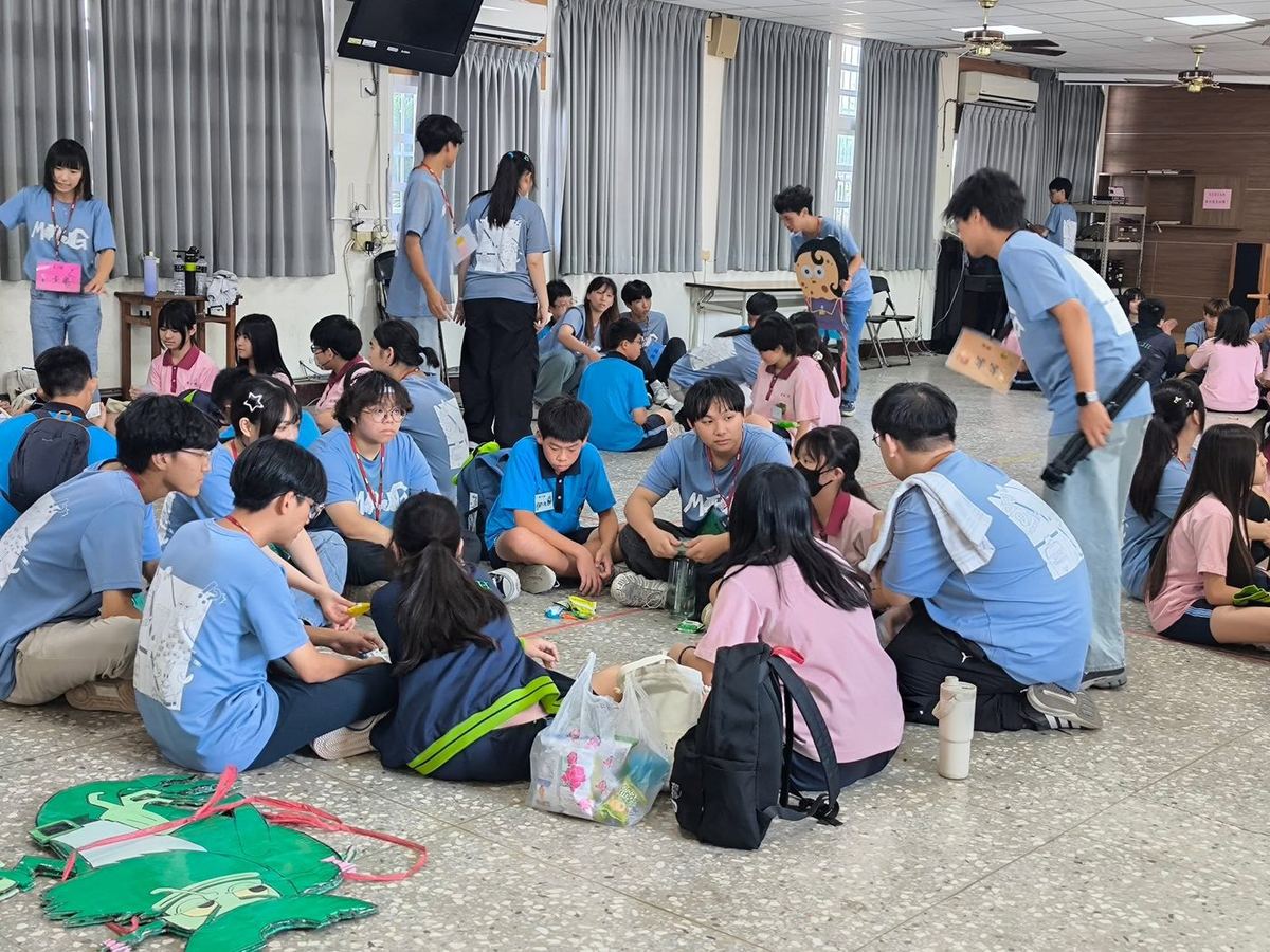 學生與海綿寶寶主題道具合影 Students gathered around SpongeBob-themed camp props