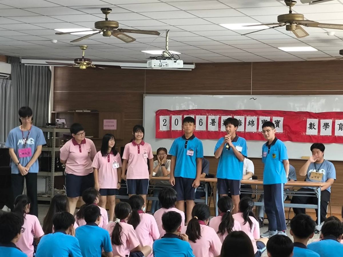 學生上台分享心得 Students sharing what they learned on stage
