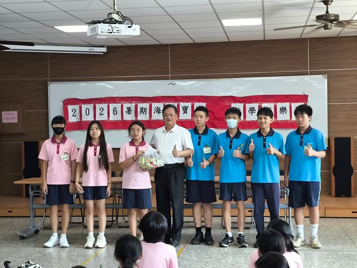 校方代表與獲獎小隊合影 A school representative posing with a winning team