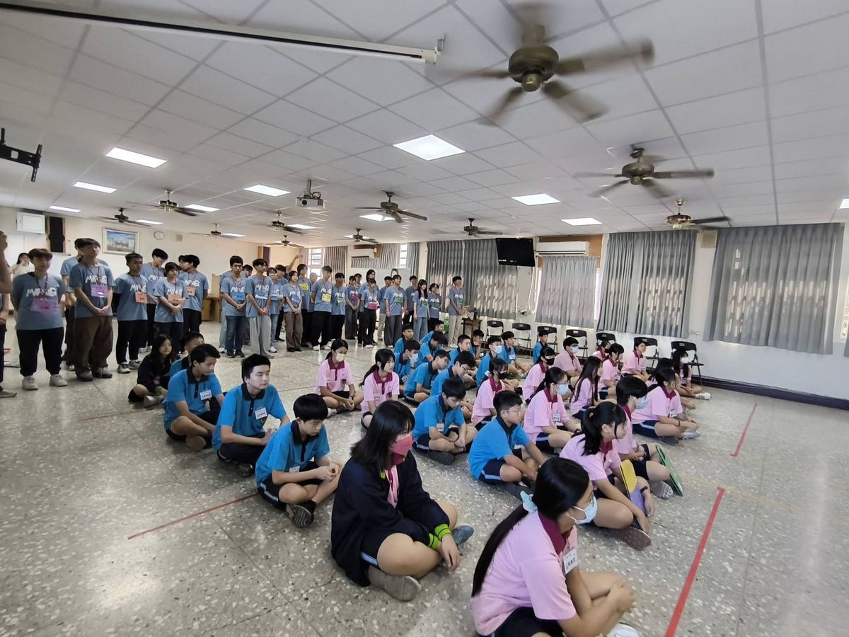 全體學生與大學生輔導員合影 The full group of students and university counselors together