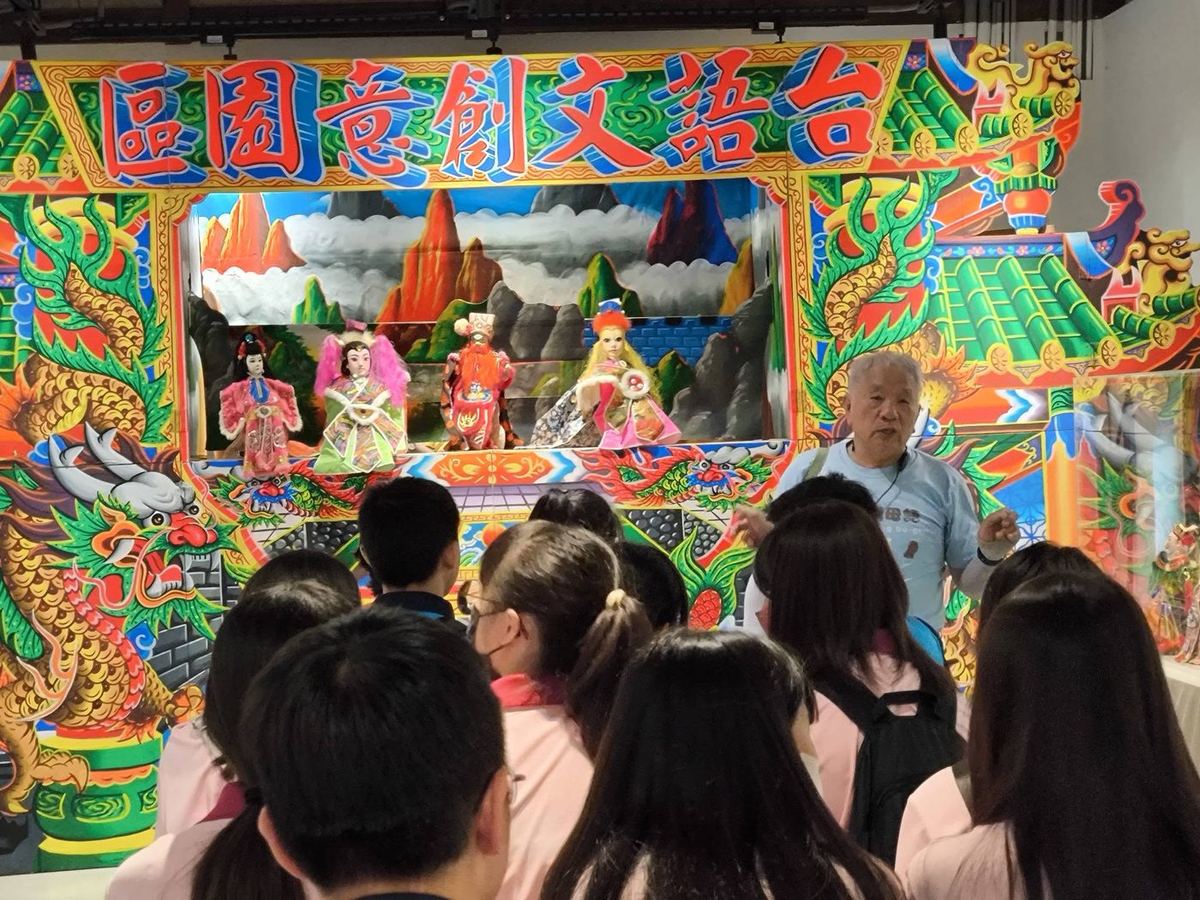 學生欣賞布袋戲展示台 Students viewing a traditional hand-puppet theater display