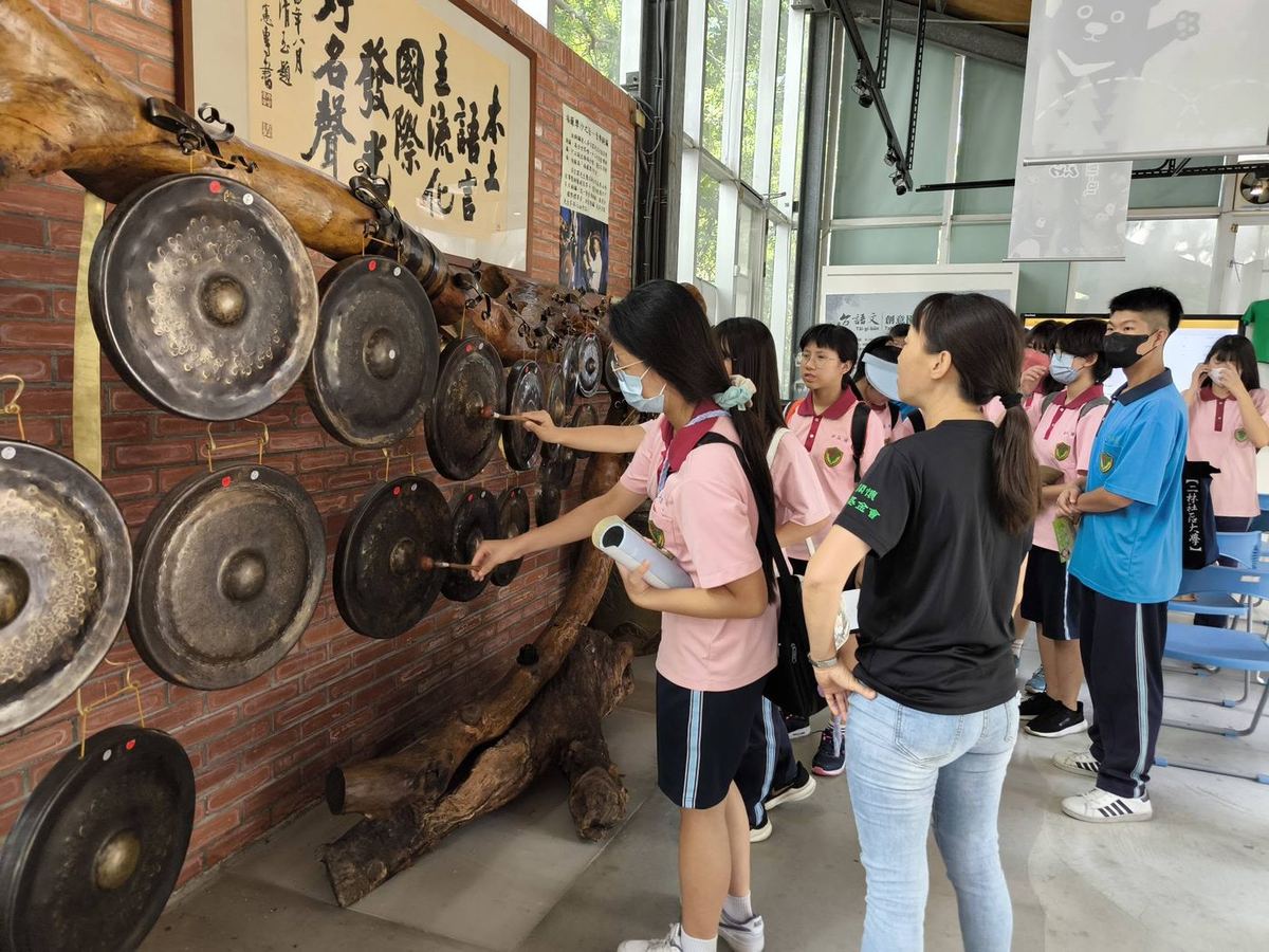學生體驗銅鑼互動展示牆 Students trying an interactive wall of gongs